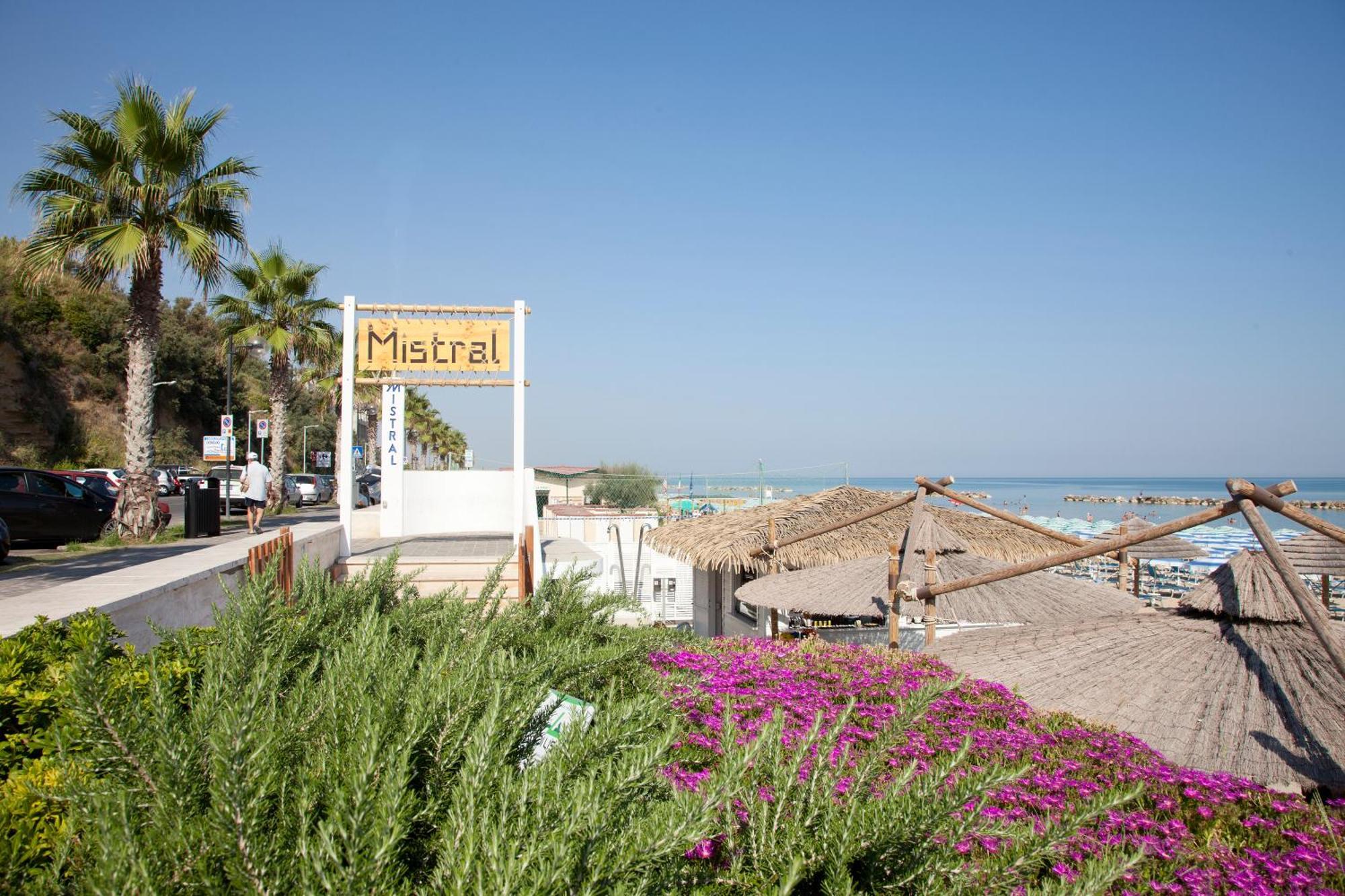 Hotel Mistral Термоли Экстерьер фото