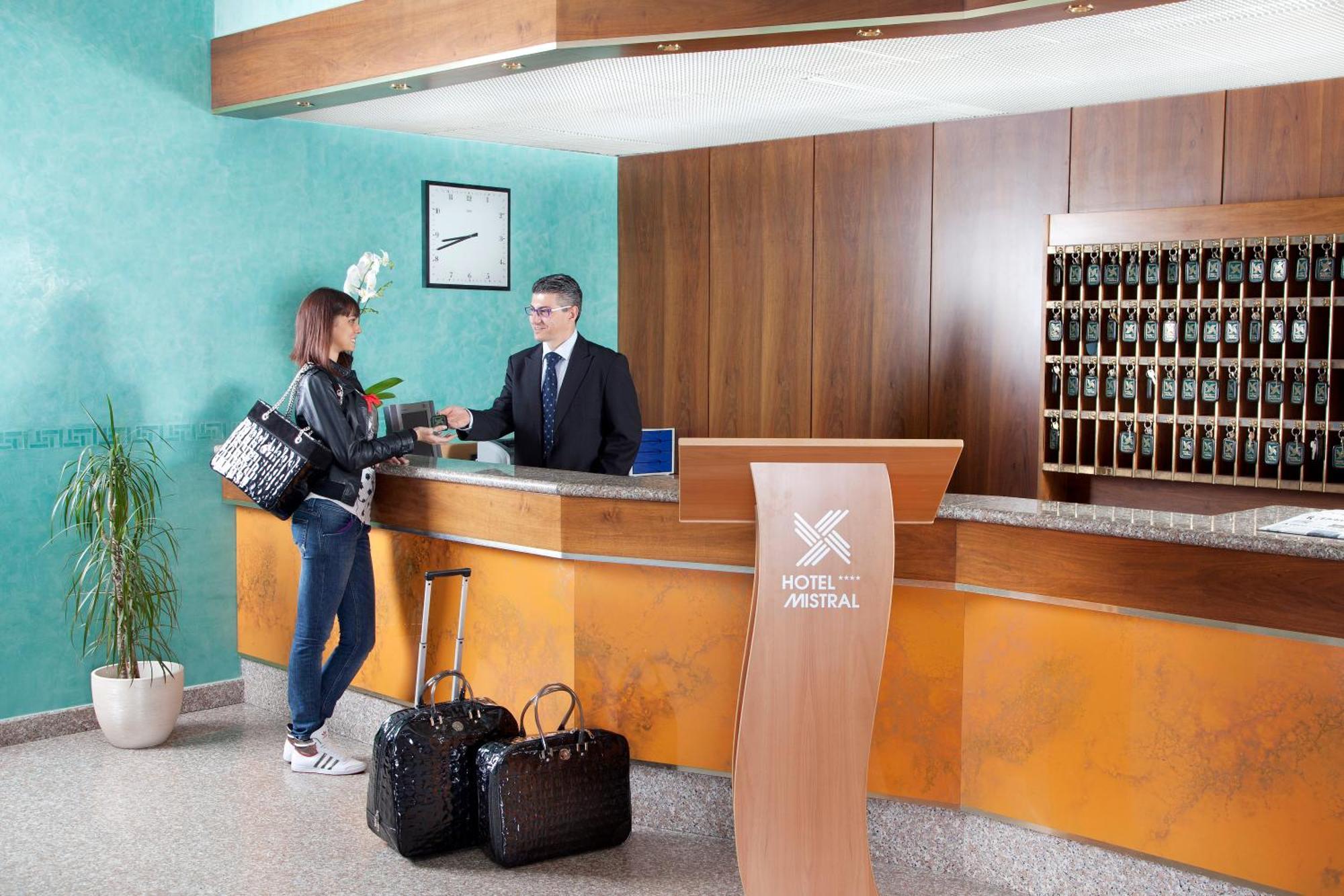 Hotel Mistral Термоли Экстерьер фото